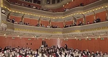Concluso il restauro delle facciate del Teatro Puccini a Merano