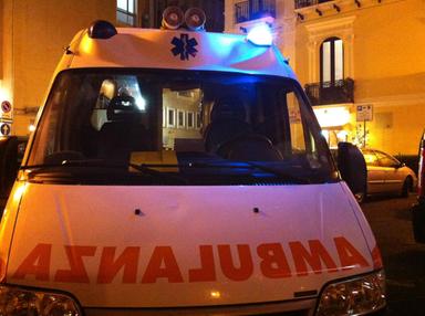 Sorprende ladri nel cortile di casa, spara e ne uccide uno