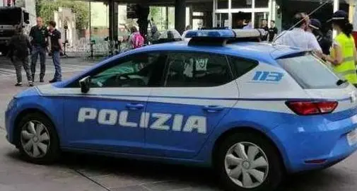 Accoltella il nuovo compagno della moglie e si costituisce, 50enne arrestato a Bolzano