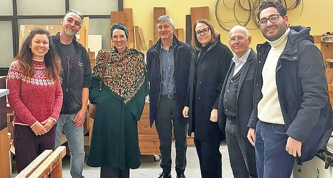 La Giunta di Merano in visita al laboratorio dell’associazione Hands a Maia Bassa
