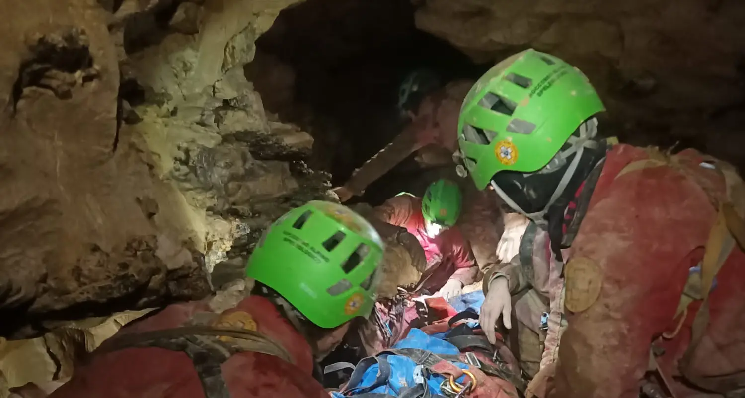 La barella con la speleologa Ottavia Piana è arrivata nella parte conosciuta della grotta