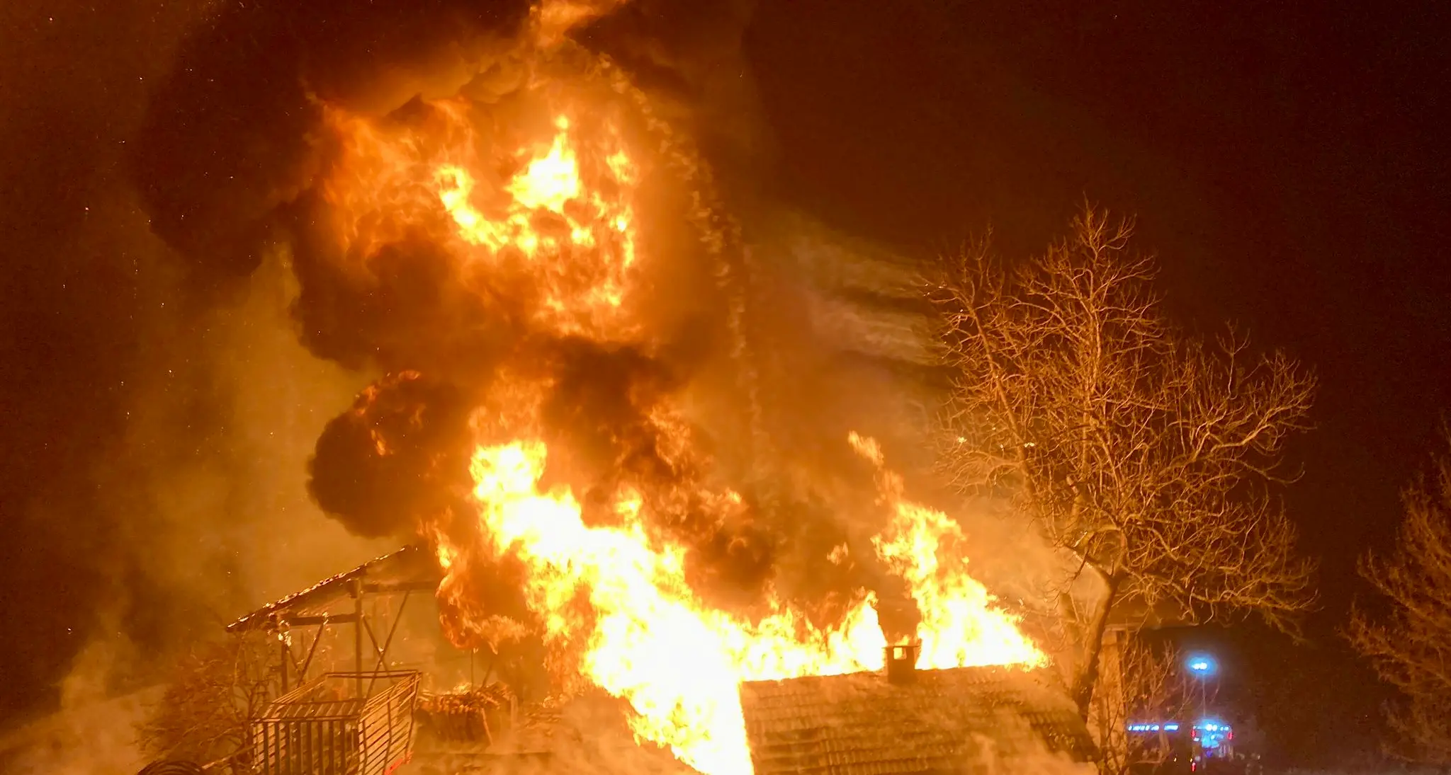 Incendio devastante divora un maso in val di Vizze: dispersa la proprietaria