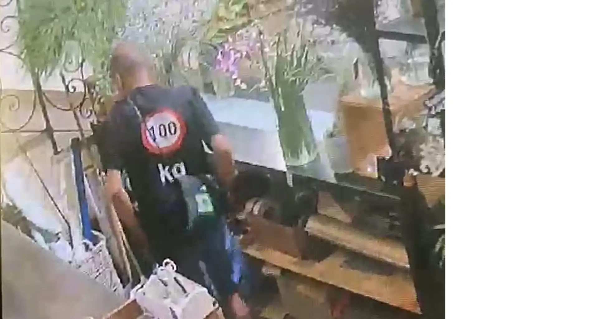 Furto nel negozio di fiori: il ladro s’è portato via anche le mance