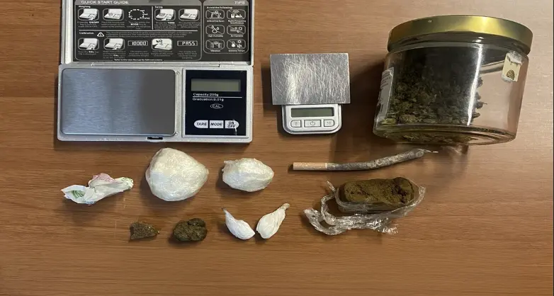 Oltrisarco: spacciatore in manette, trovati stupefacenti e coltello a serramanico