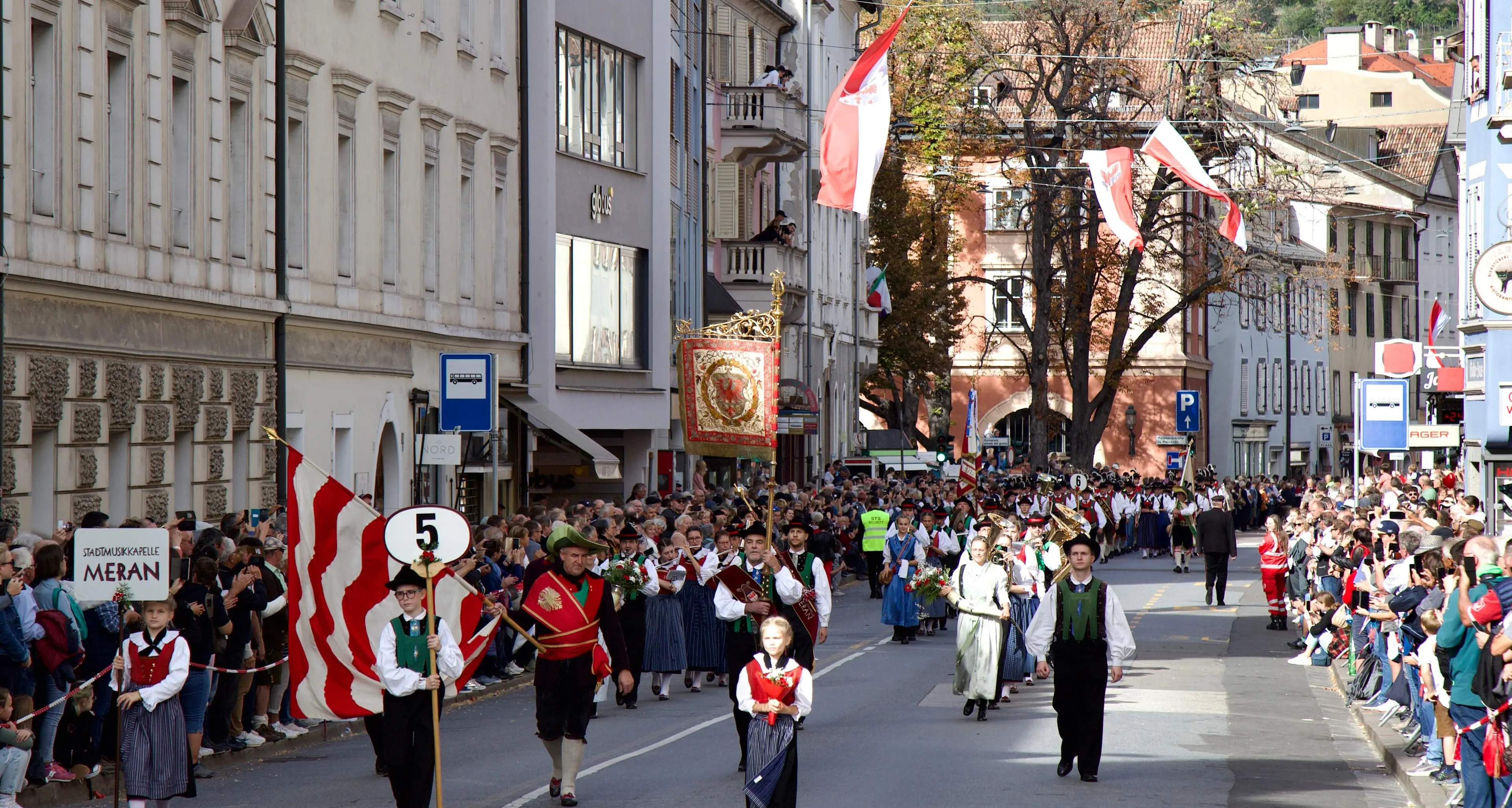 Merano: in 30 mila per i carri e le sfilate alla Festa dell'Uva