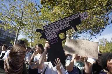 Scontri al corteo degli studenti, barricate e lacrimogeni a Strasburgo