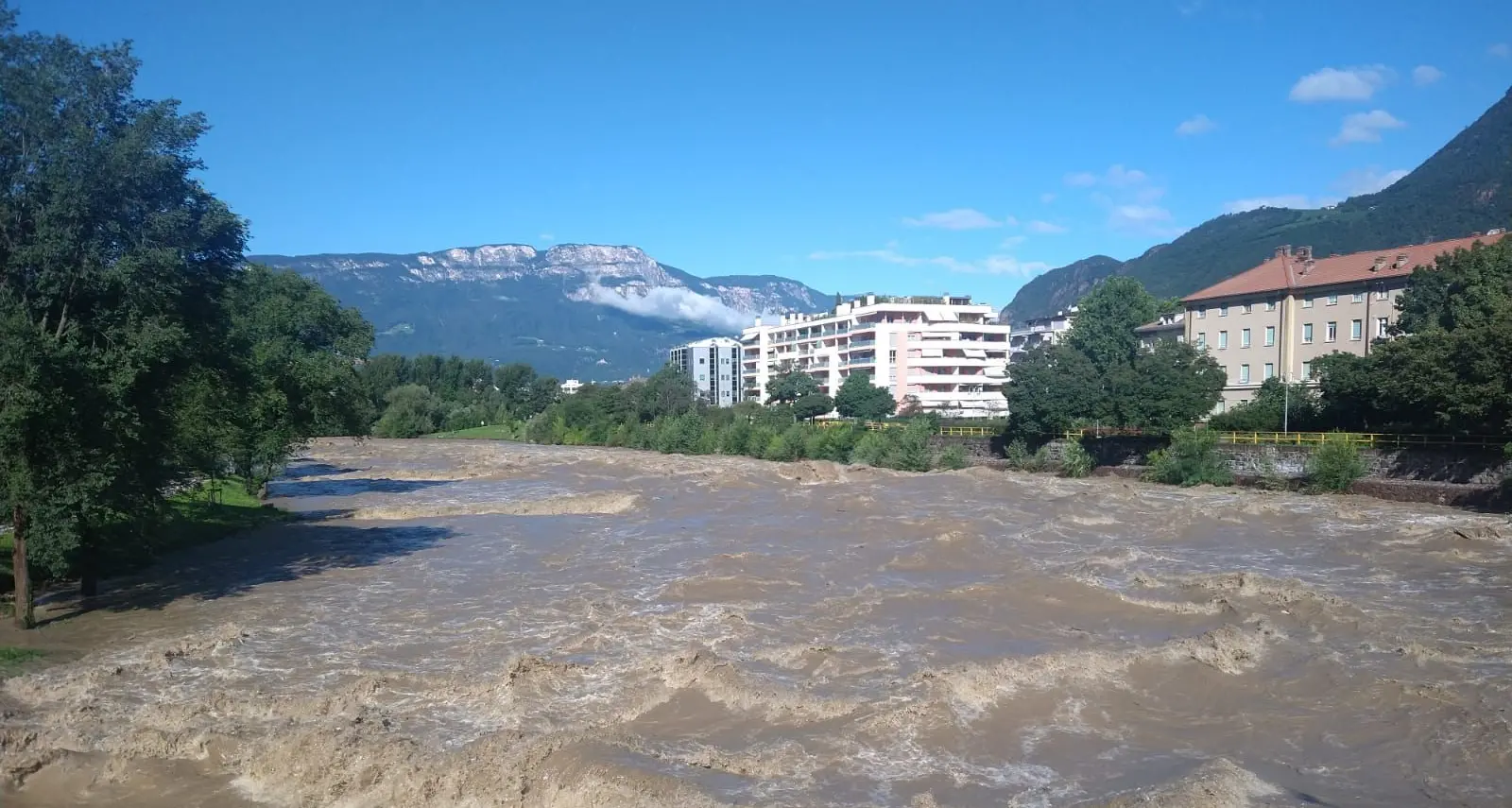 L’Isarco in piena fa paura a Bolzano