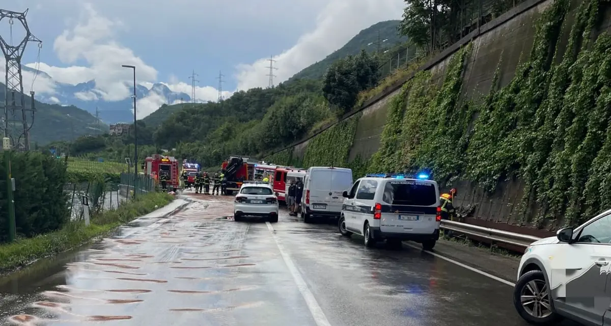 Chiusura di via Rencio nei giorni di pioggia: è scontro