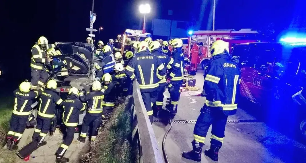 Incidente a Spinga, ferito resta incastrato nell’auto ribaltata