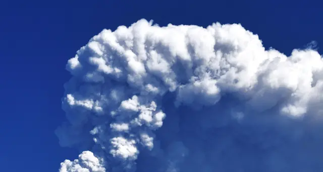 Etna: fontana lava da tre bocche del Sud-Est, nube alta 7 km