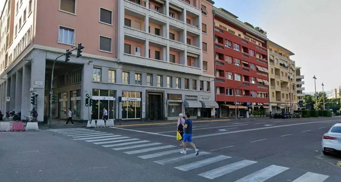 Donna travolta in piazza Mazzini da un’auto pirata: l’investitore s’è consegnato