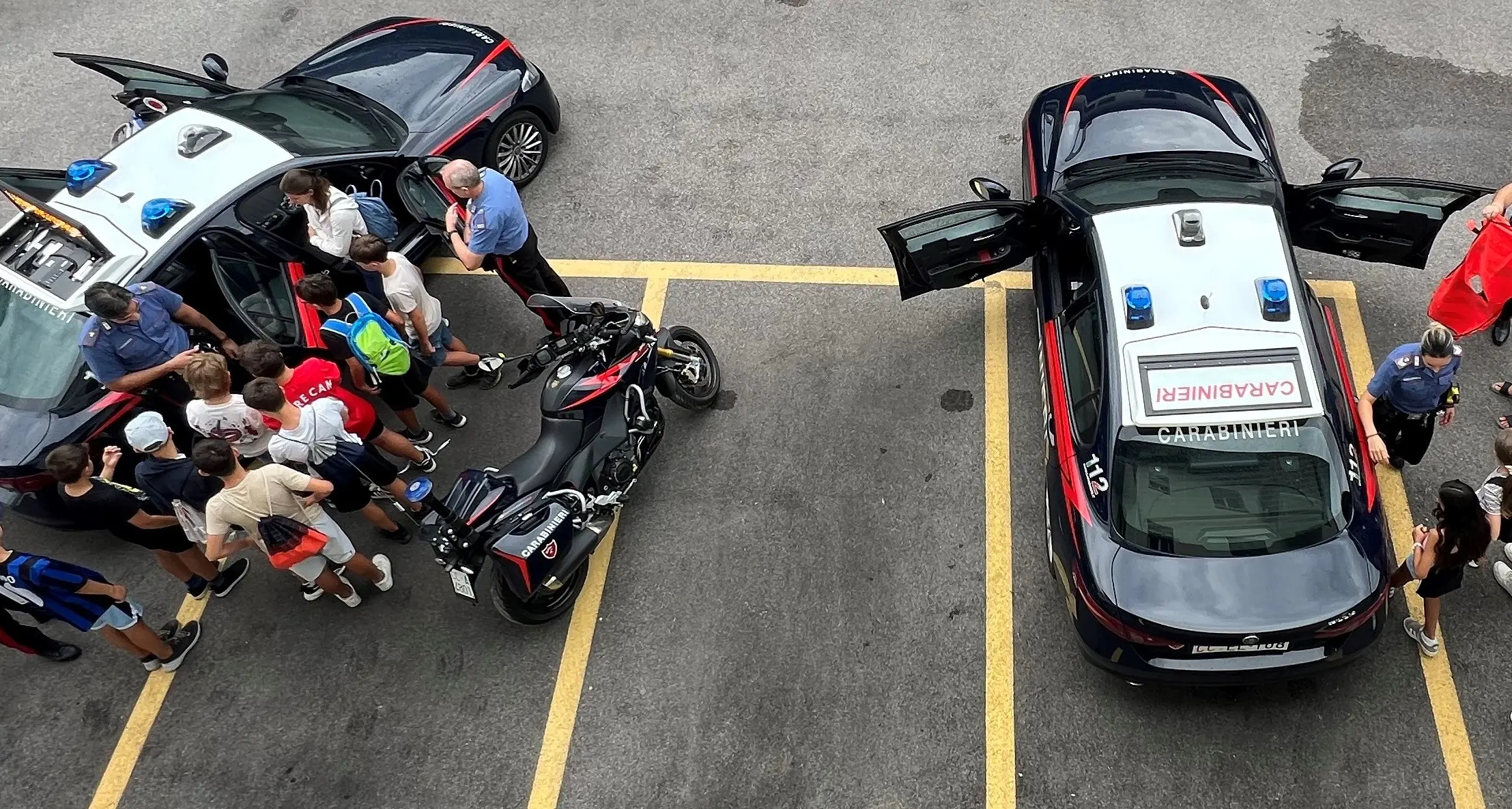 Ragazzi in divisa per un giorno: gli studenti di Laives alla scoperta della caserma carabinieri di Egna