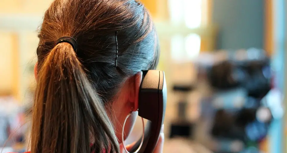 Lo studio: durante il lockdown le donne hanno raddoppiato il tempo delle telefonate
