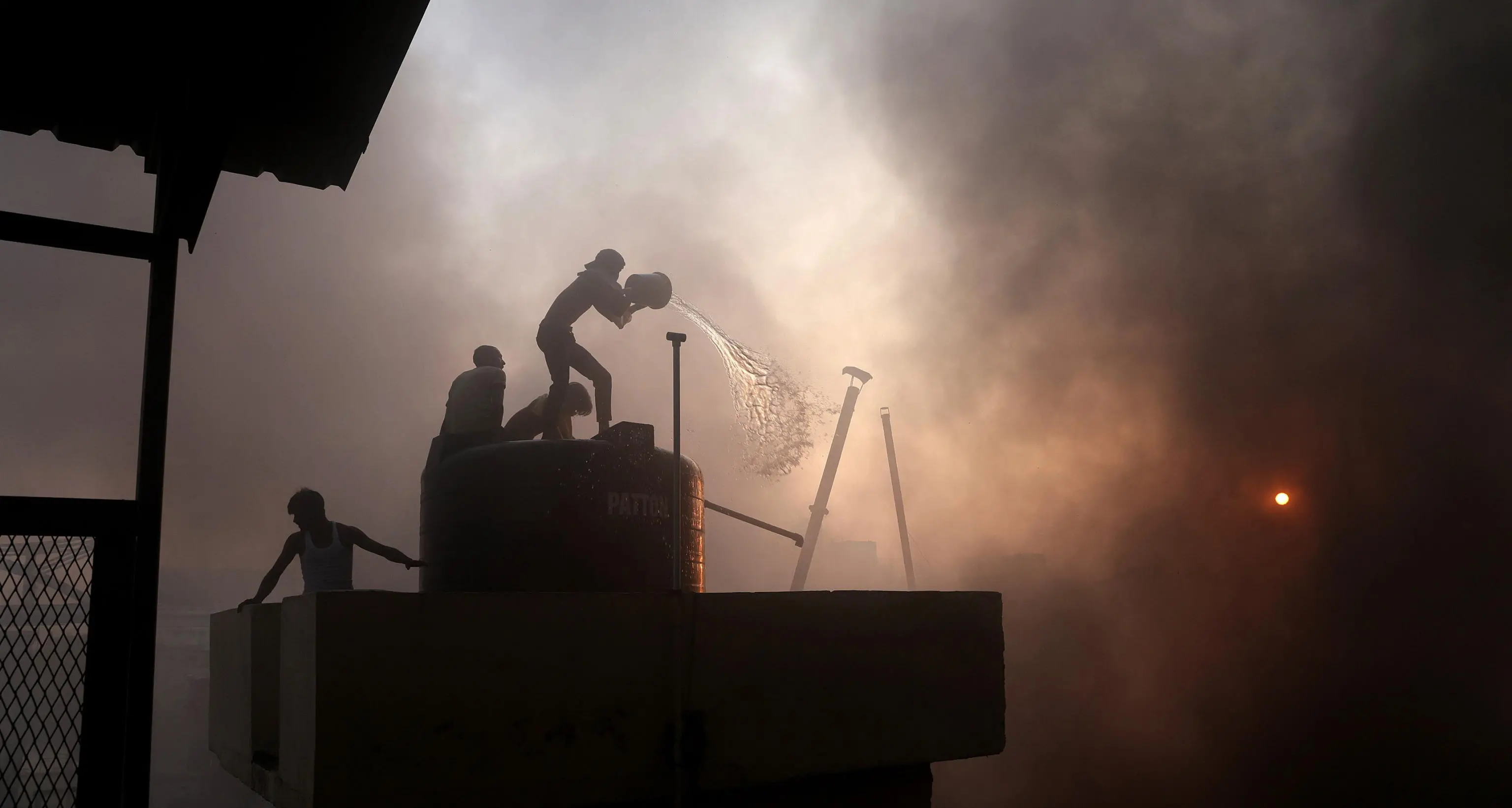 India: incendio in un hotel di Calcutta, almeno 15 morti