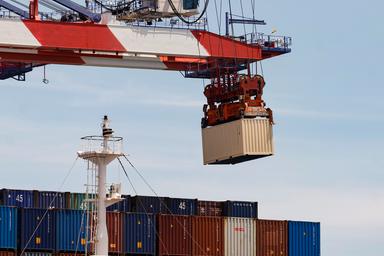 Deficit commerciale Usa cala a 73,3 miliardi a giugno dai 77,6 miliardi di maggio