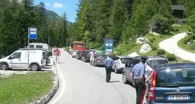 Traffico sui passi, le associazioni alpine chiedono la chiusura estiva: «Raggiunto un livello insopportabile»