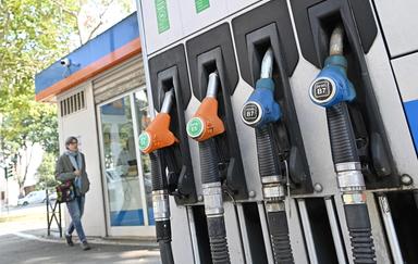 Adusbef, Italia al top in Ue per tasse su gasolio, pesano il 48%
