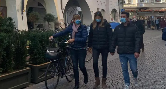 Green pass, da martedì 1 febbraio scattano le nuove regole: in negozi e uffici solo guariti, vaccinati e testati