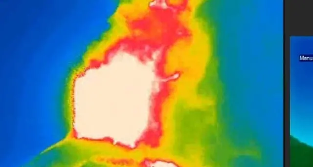 Etna: fontana di lava da Sud-Est, nube cenere alta 10 km