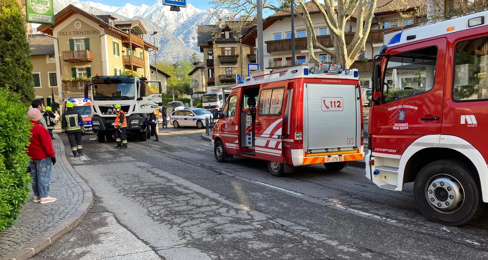 Merano, persona investita da un camion: soccorsi sul posto