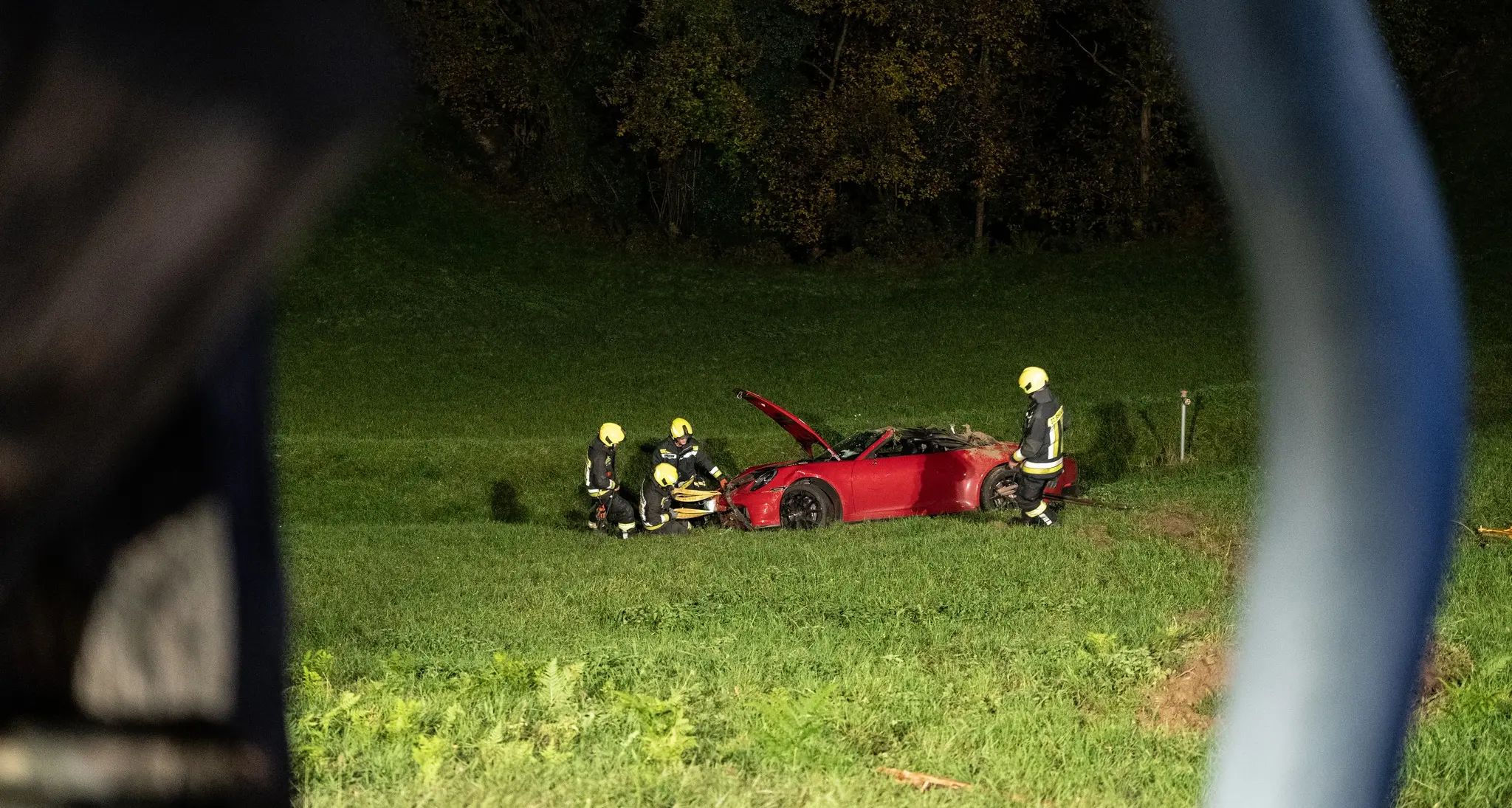 Precipita con la Porsche per 100 metri in una scarpata: si salva