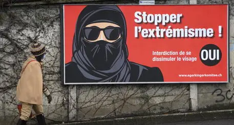 Svizzera, vince il sì al referendum anti-burqa: sarà vietato coprirsi il volto nei luoghi pubblici