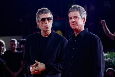 Gli Oasis verso il concerto a Roma, l'indizio social con una clip a Trastevere