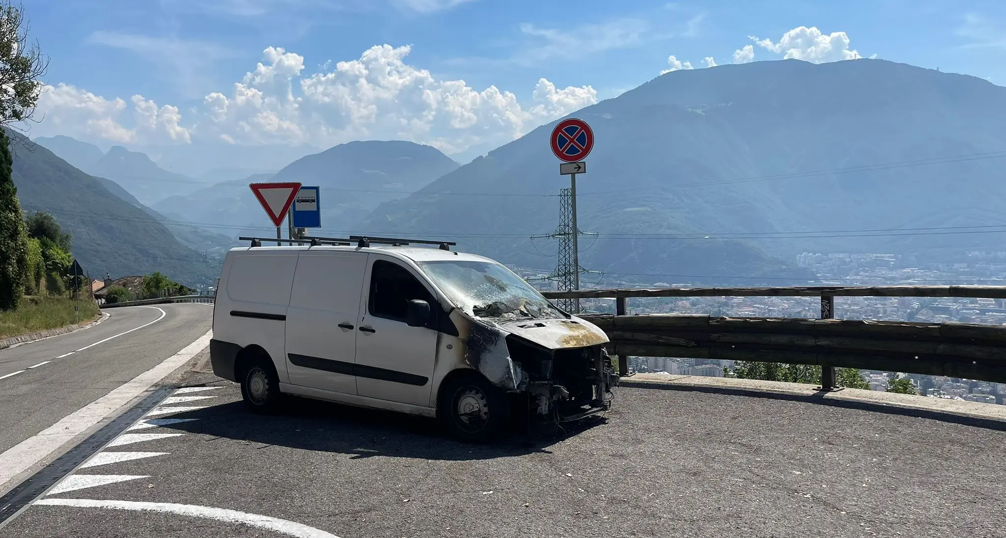 Auto incendiata sulla strada per San Genesio