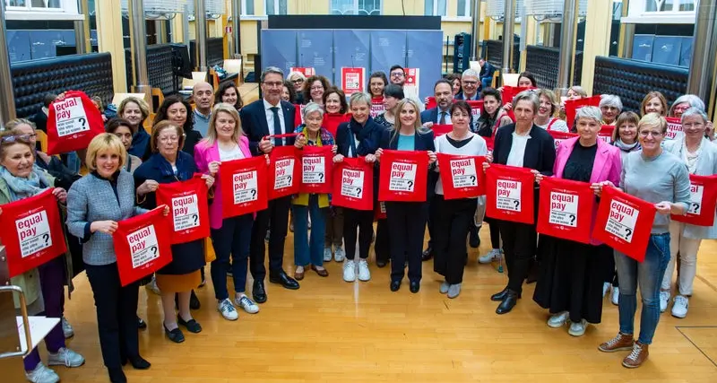 Salari, le donne arrancano: in Alto Adige pagate il 16% meno degli uomini
