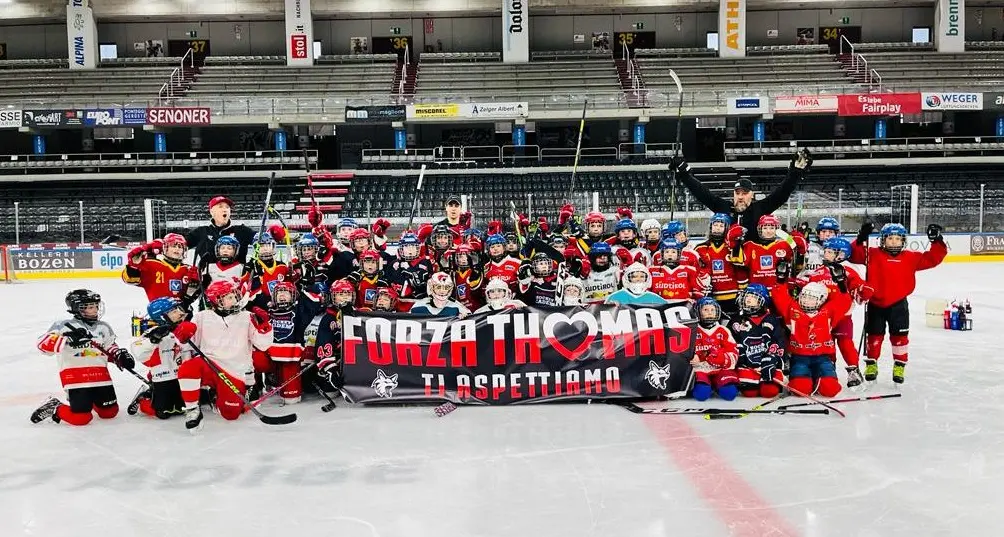 Sta meglio il bimbo colpito dal dischetto durante la partita di hockey: «Stasera farà il tifo per i Foxes»