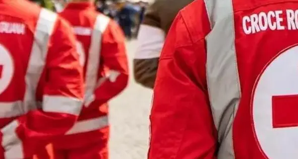 Aggredisce gli operatori della Croce Rossa e tenta di sottrarre la pistola ad un agente: arrestato un 40enne bolzanino