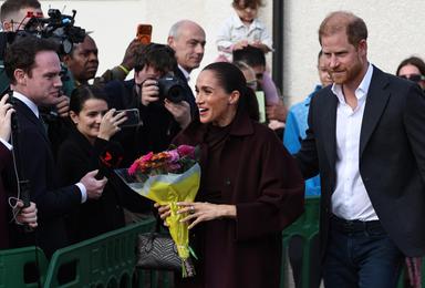 Bagno di folla per Harry e Meghan nel primo impegno pubblico dopo rientro in Gb