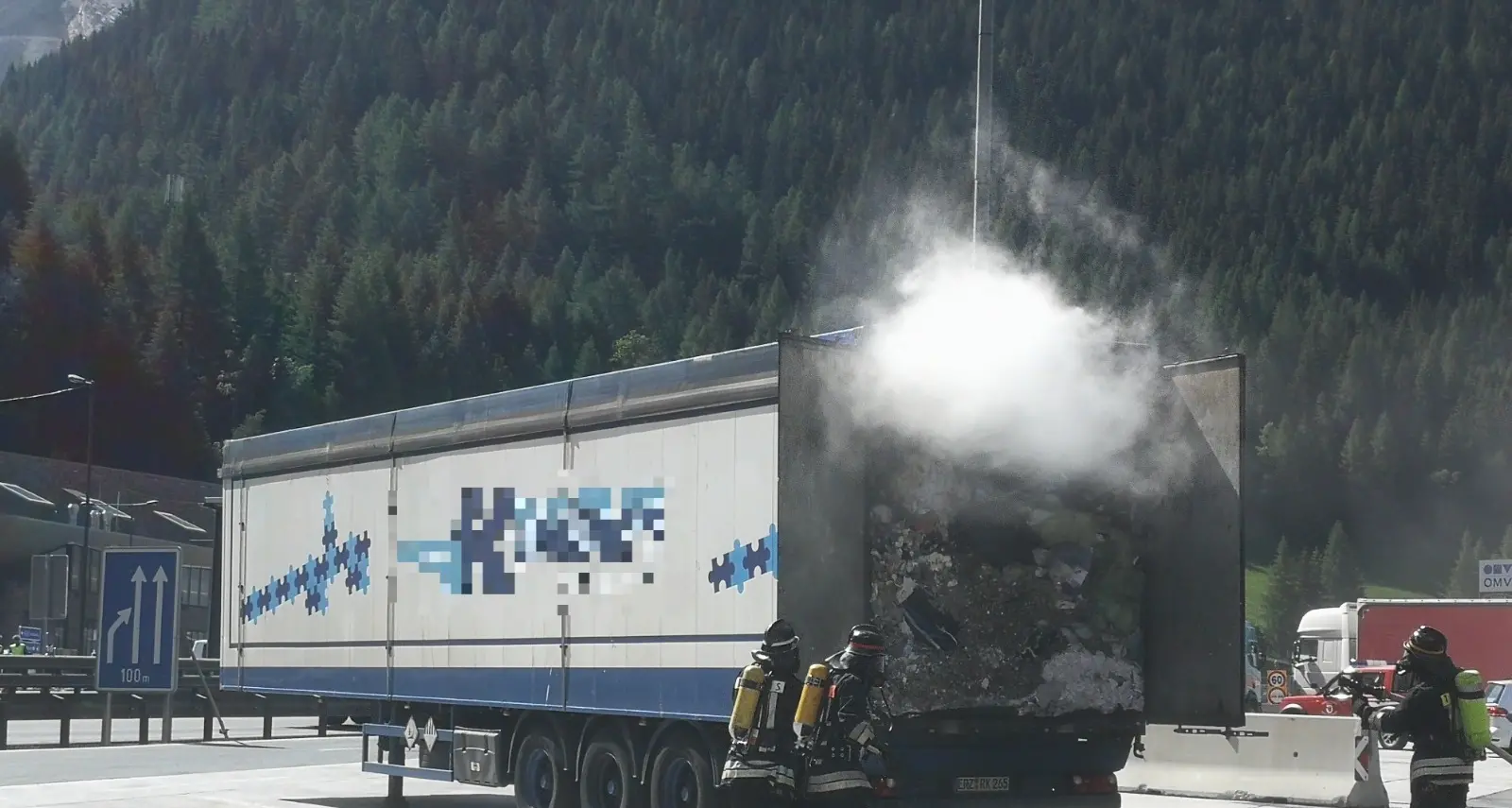 Paura sull’A22: camion carico di merce pericolosa prende fuoco
