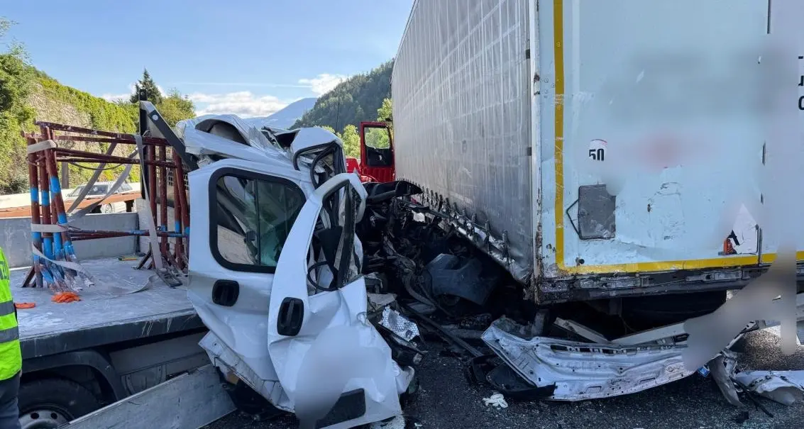 Sono due giovani operai bolzanini di 21 e 23 anni le vittime dell'incidente stradale in A22