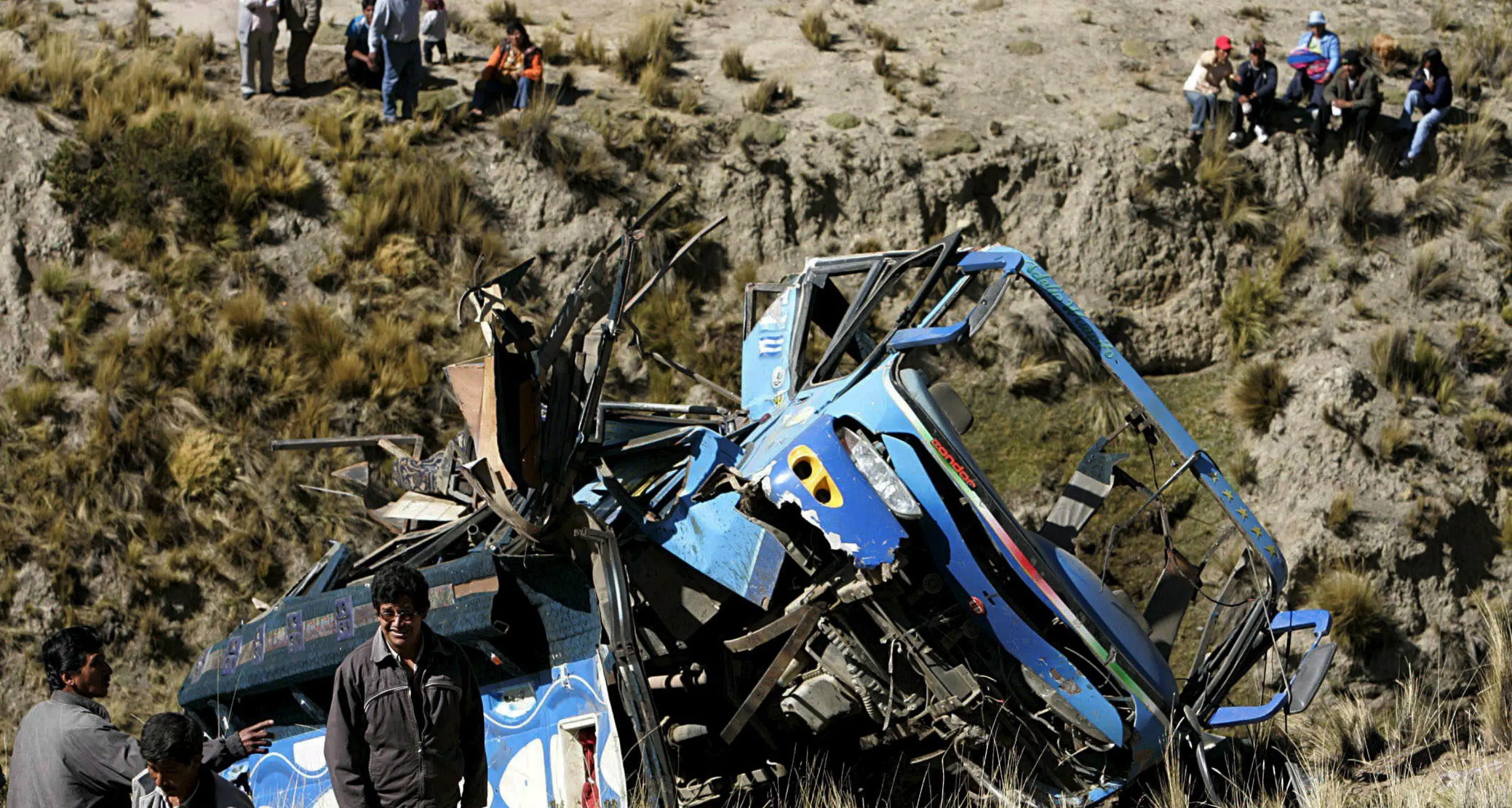 Bolivia, autobus su ribalta in curva: 6 morti e 20 feriti