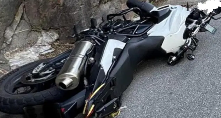 Perde il controllo della moto e si schianta a terra: grave un motociclista tedesco