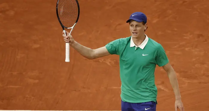 Sinner è in finale al Roland Garros: che battaglia con Djokovic!