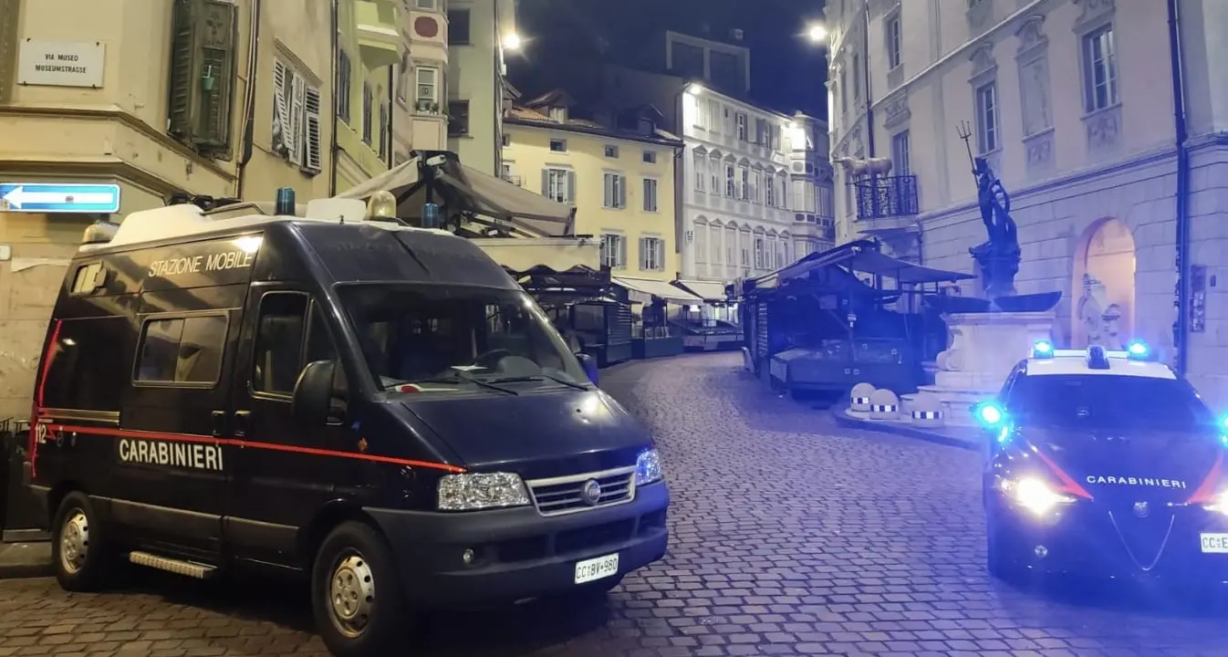 Aggressione in piazza Erbe: picchia una ragazza e ferisce gli amici con un coccio di bottiglia