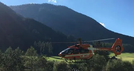 Chienes: auto contro camion, due feriti gravi
