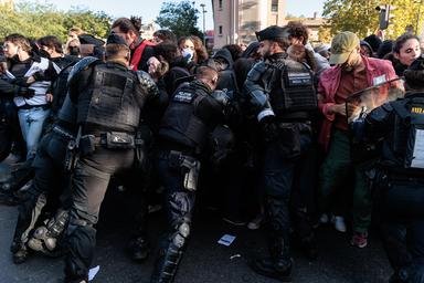 Scontri al corteo studentesco a Parigi, polizia lancia lacrimogeni