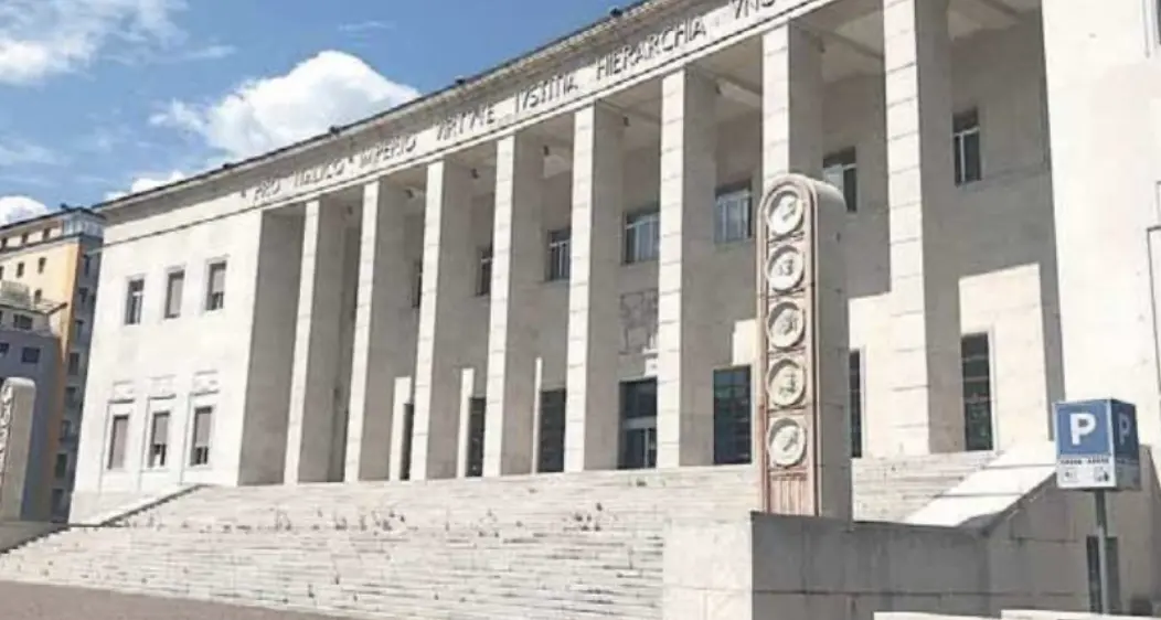 Parcheggia davanti alla palestra: il titolare furioso gli rovina l'auto