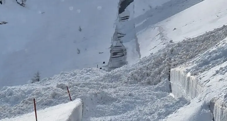 Valanga durante le “pulizie di primavera” a passo Rombo: nessun ferito