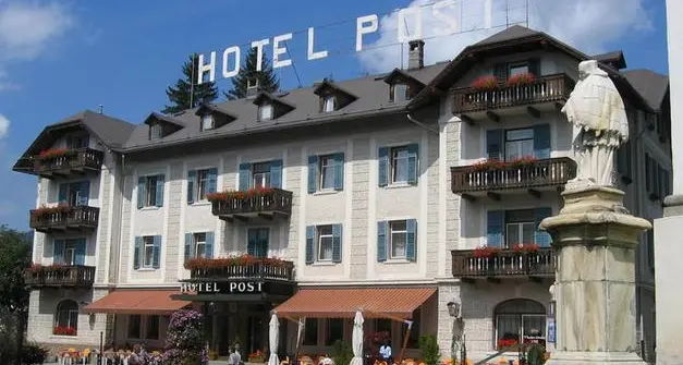 Dobbiaco, la protesta dei turisti contro il nuovo albergo ricordando l'Hotel Post