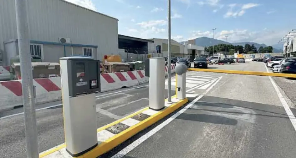 Aeroporto di Bolzano, solo 2 ore gratis: il parcheggio adesso si paga