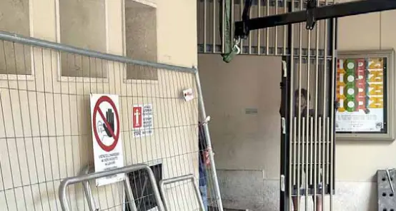 Via Alto Adige, montati i cancelli: blindato il cortile sul retro del teatro
