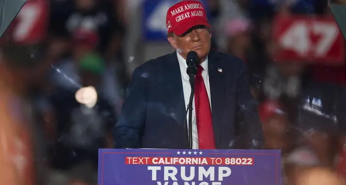 Trump, allarme per un nuovo attentato: uomo armato arrestato durante un comizio in California
