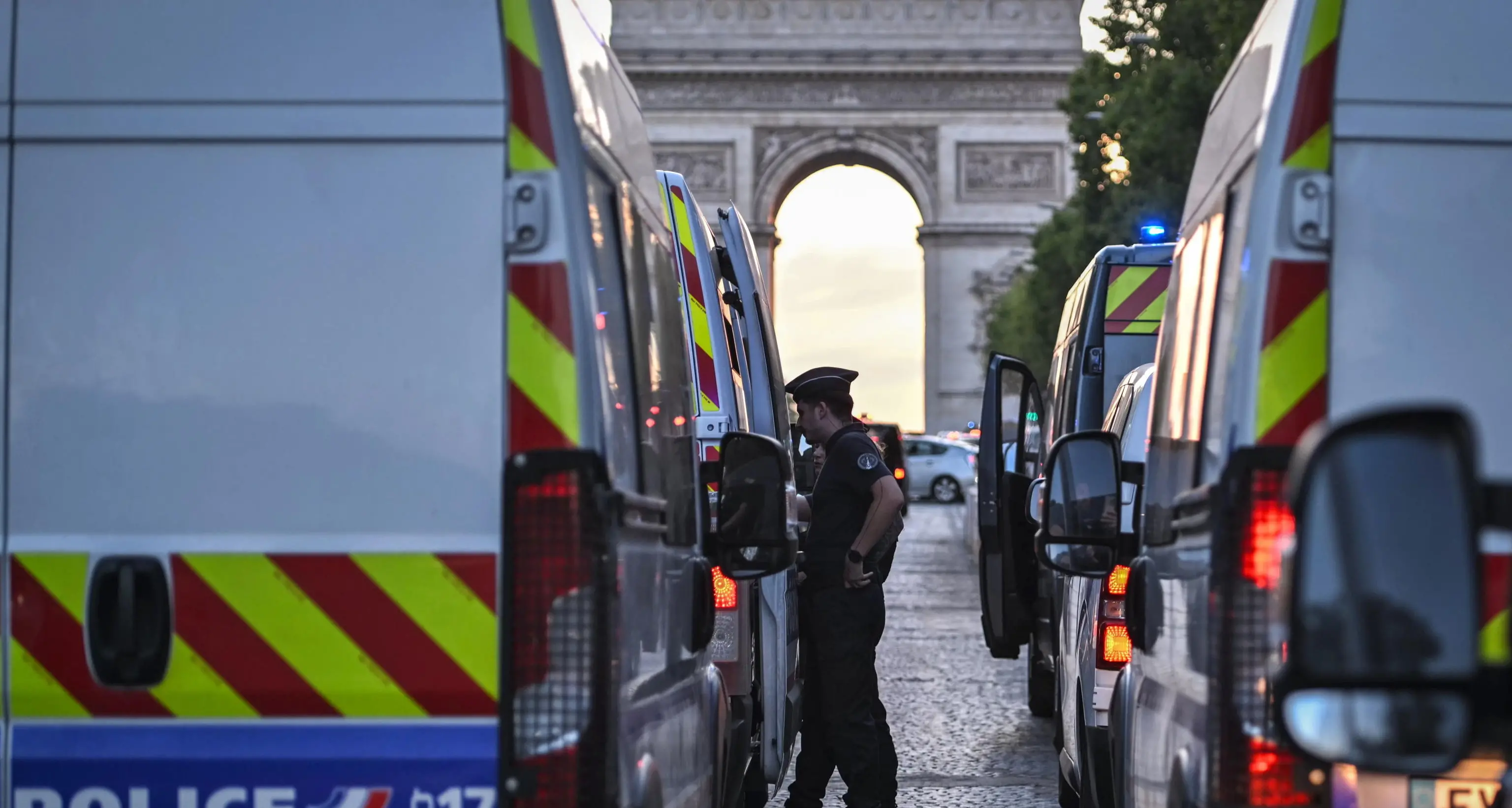L'accoltellatore di Parigi: “Allah mi ha mandato per uccidere delle donne”