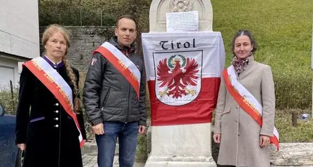 La bandiera tirolese sui ceppi di confine, la Süd-Tiroler Freiheit: «Meloni restituisca l'Alto Adige all'Austria»