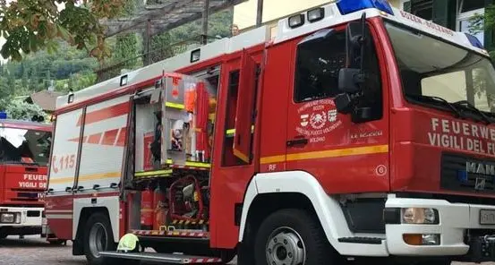 Boscaglia in fiamme lungo la strada sul Renon: difficile intervento dei vigili del fuoco