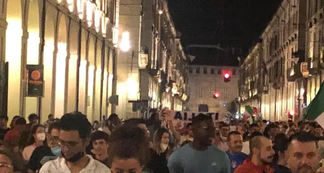 Europei: Torino, folla in centro, fuochi d'artificio sul Po